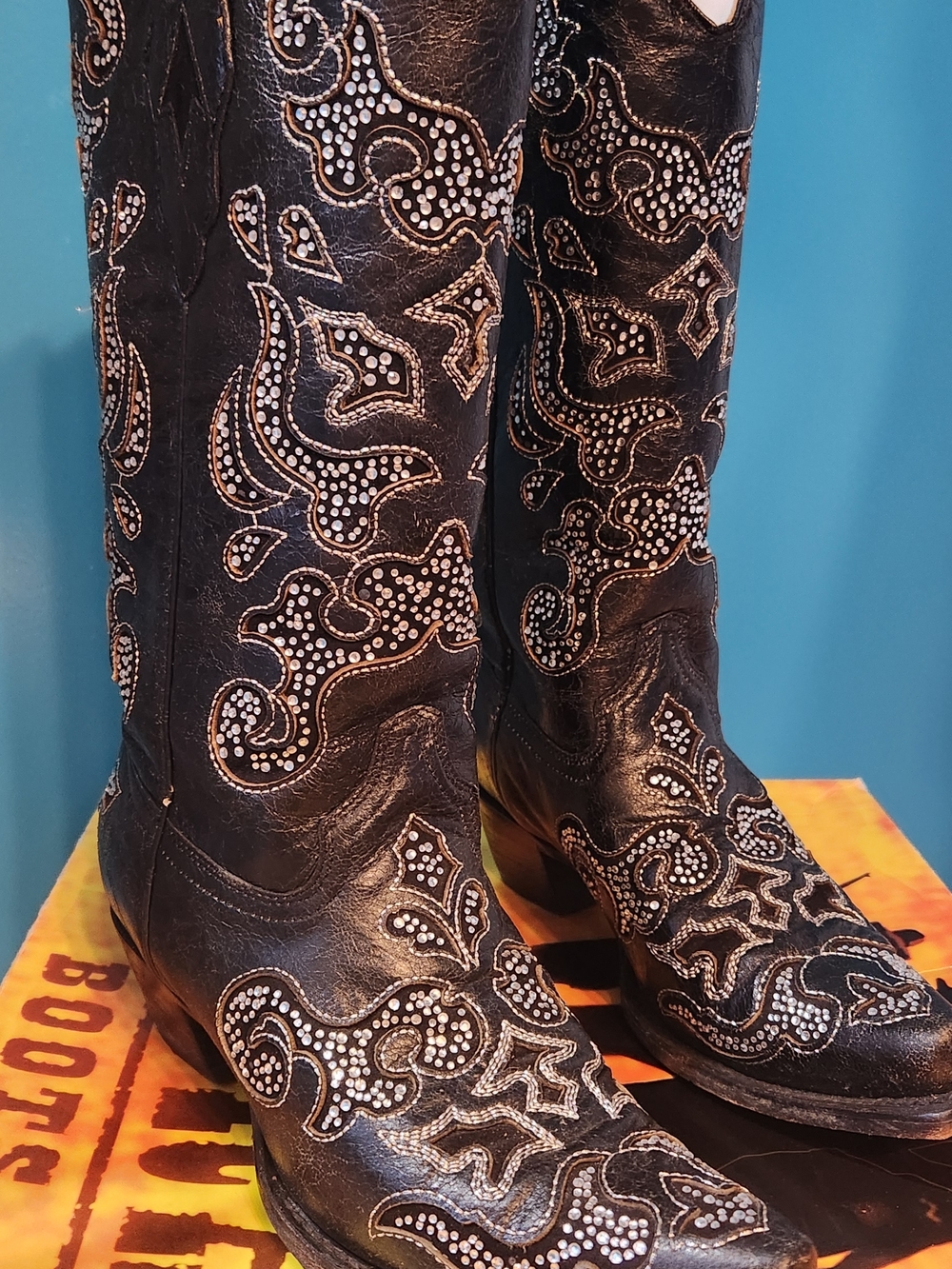 Like New🔥 Only Worn Few Times Women’s Black Western Boots with Inlay & Crystals - Picture 2 of 10